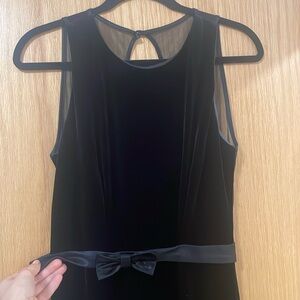 Jessica Howard - Women's Black Velvet Gown Size 12 Petite